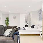 \'The Crows Nest\' Spacious Studio With Balcony