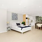 \'The Crows Nest\' Spacious Studio With Balcony