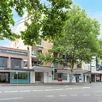 \'The Crows Nest\' Spacious Studio With Balcony