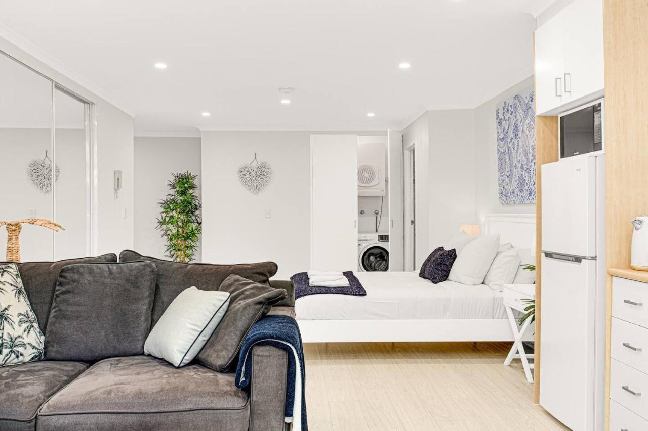 'the Crows Nest' Spacious With Balcony