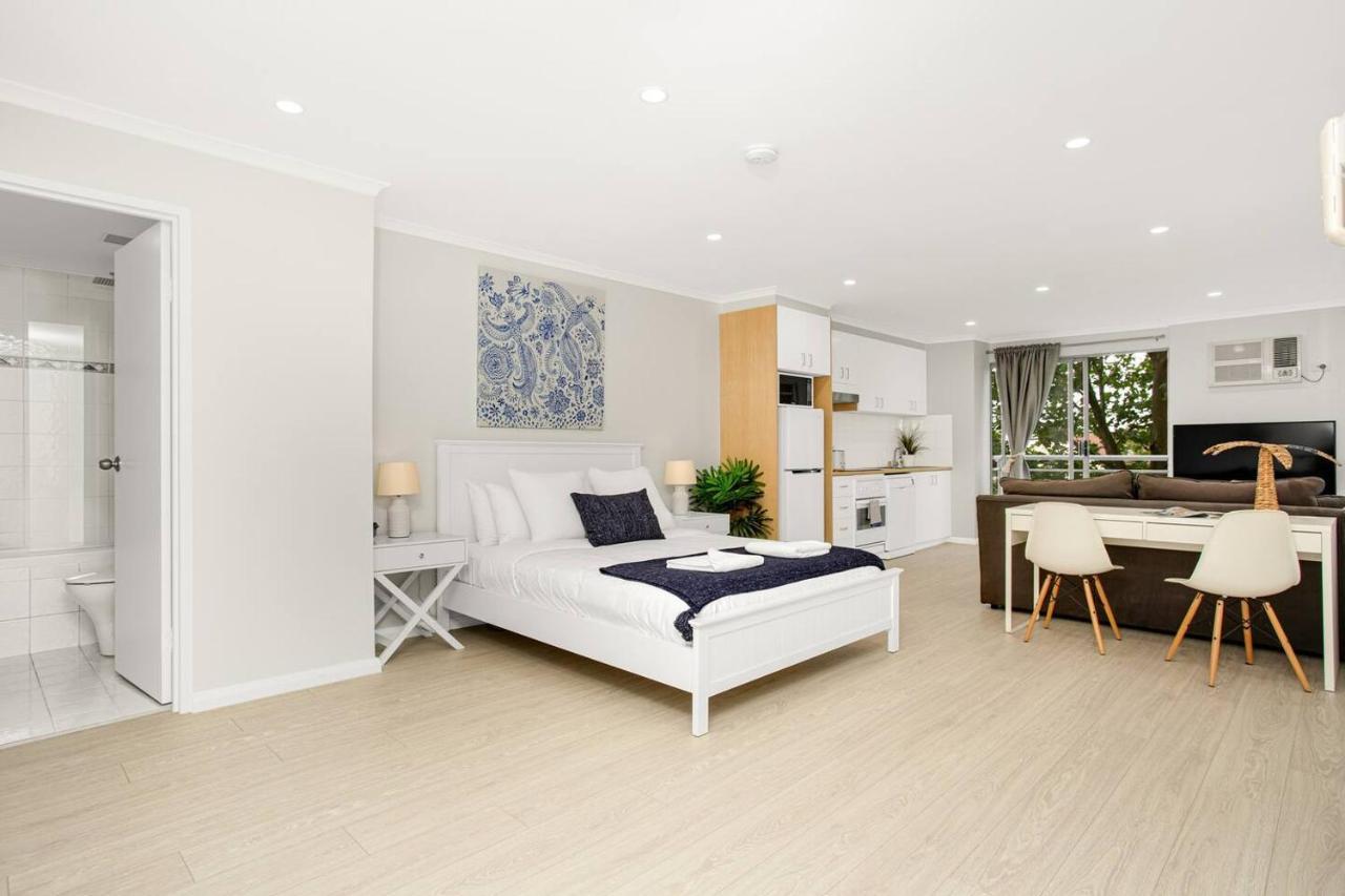 'the Crows Nest' Spacious With Balcony