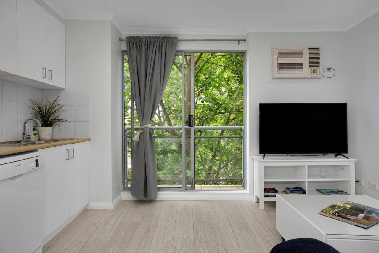 'the Crows Nest' Spacious With Balcony *