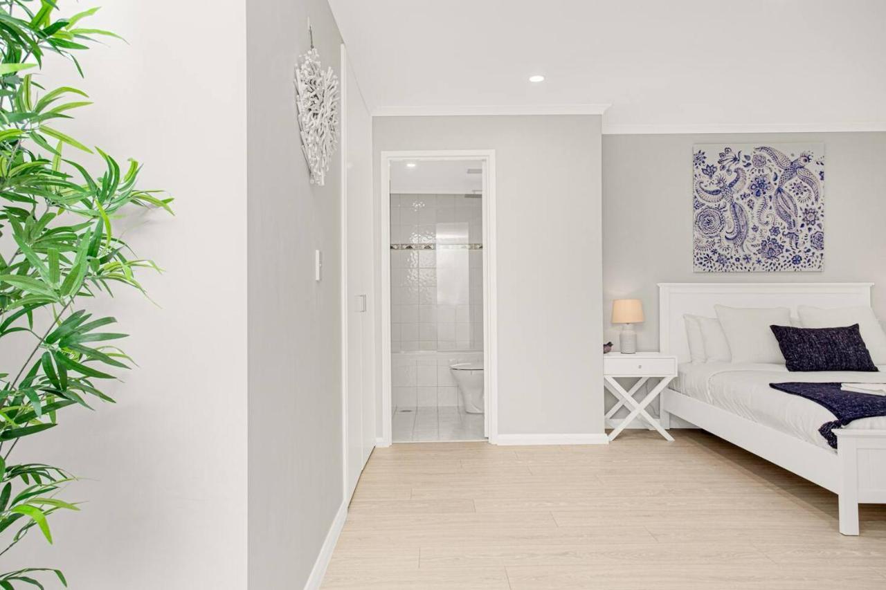 'the Crows Nest' Spacious With Balcony Apartment