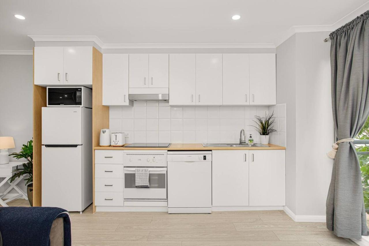 'the Crows Nest' Spacious With Balcony Apartment *